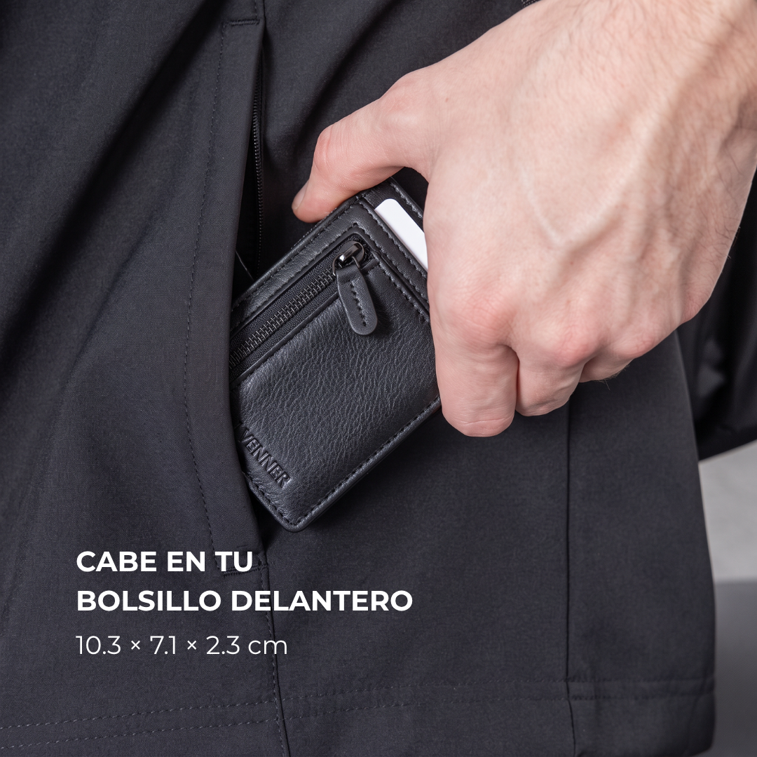 Cartera Venner Zip Wallet negra de 10.3 x 7.1 x 2.3 cm en el bolsillo delantero #Color_Negro
