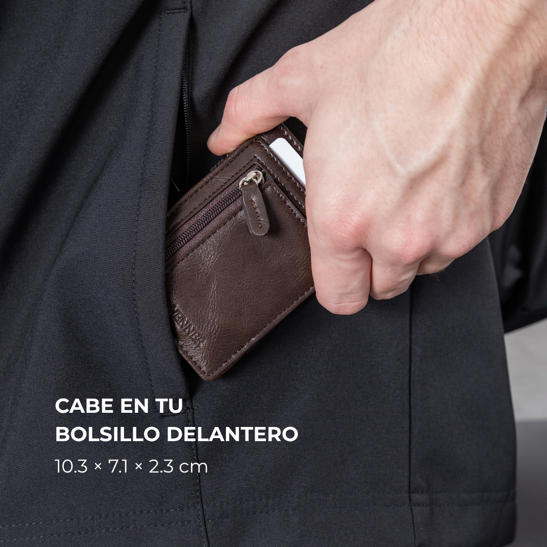 Cartera Venner Zip Wallet café oscuro de 10.3 x 7.1 x 2.3 cm en el bolsillo delantero #Color_Café Oscuro